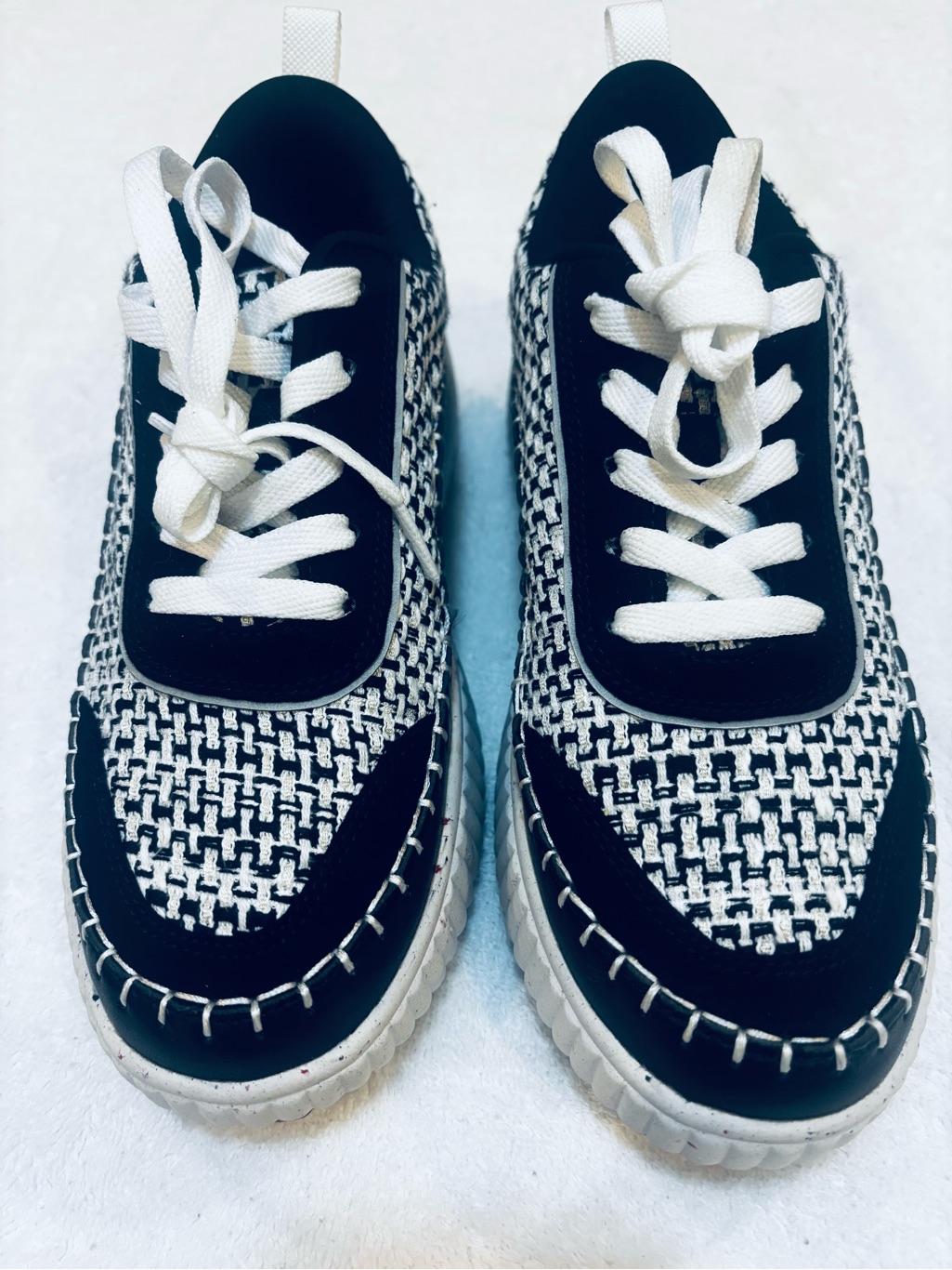 Brand New Dream Pairs Sneakers  Womens Size 7  Box 68